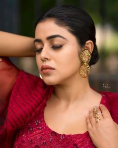 shamna-kasim-viral-photos-in-red-saree-003