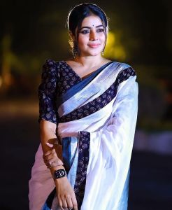 shamna-kasim-viral-photos-in-red-saree-008