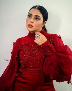 shamna-kasim-wearing-red-jumpsuit-photos-003