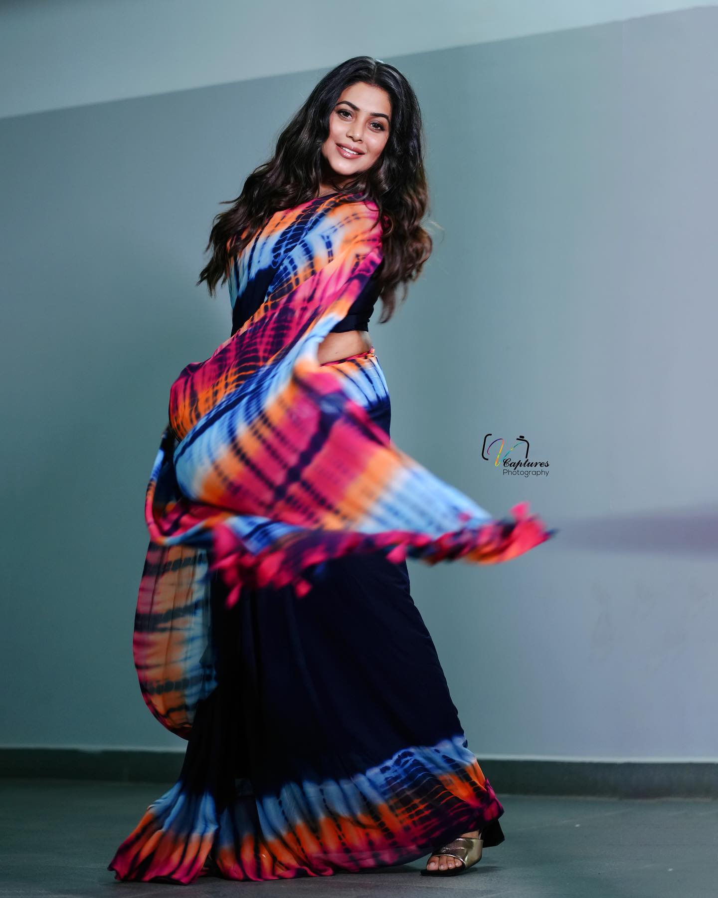 shamna-kasim-in-black-saree-with-multicolor-border-design-photos-005