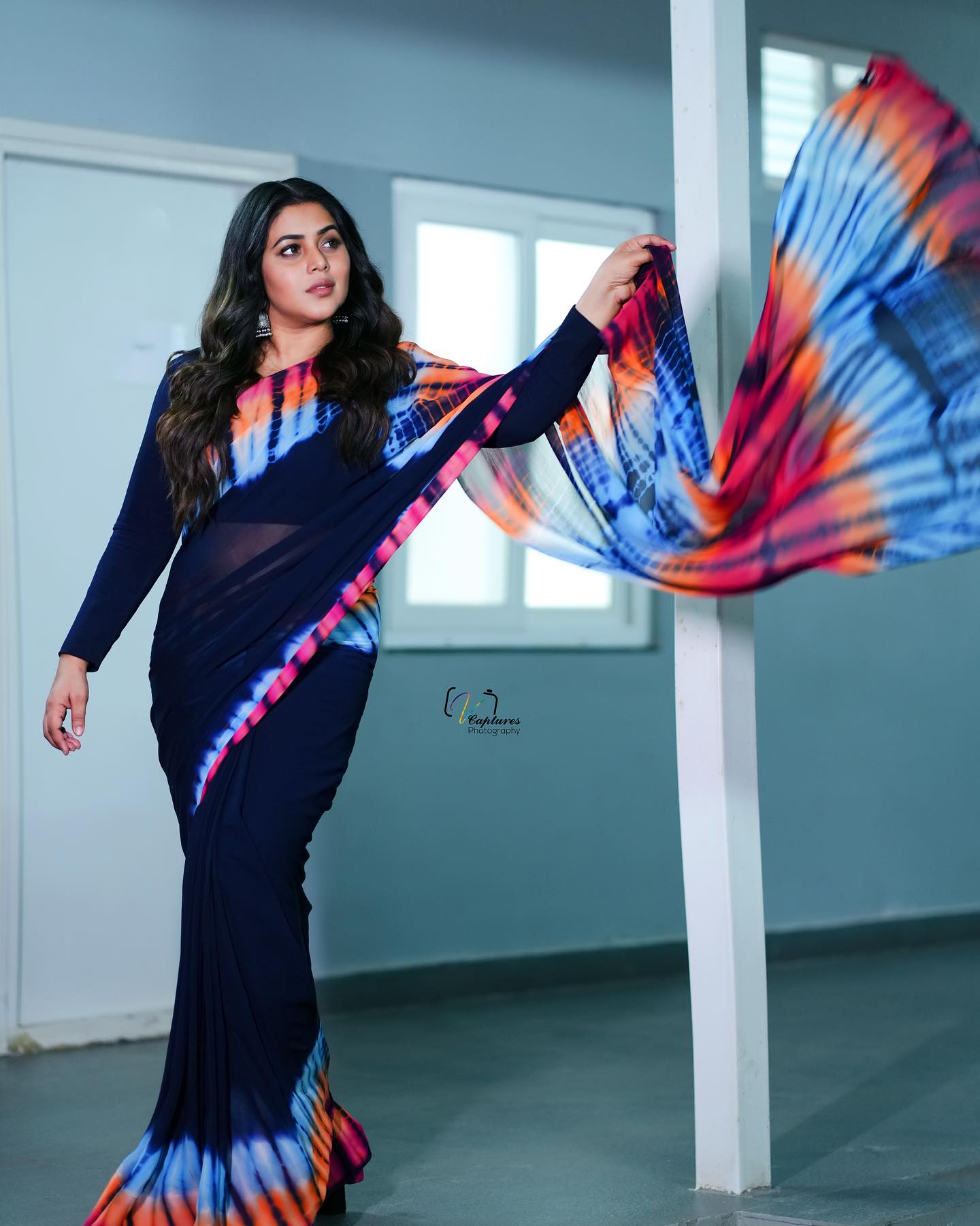 shamna-kasim-in-black-saree-with-multicolor-border-design-photos-006