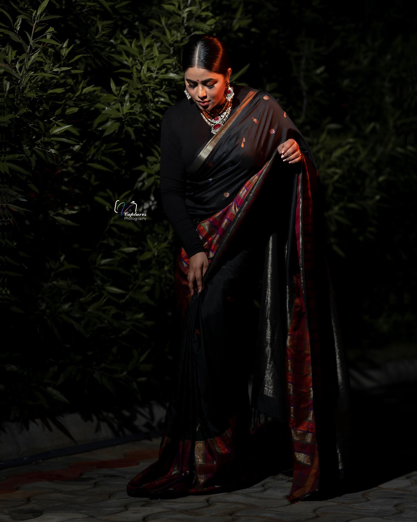 shamna-kasim-in-full-black-saree-photos-001