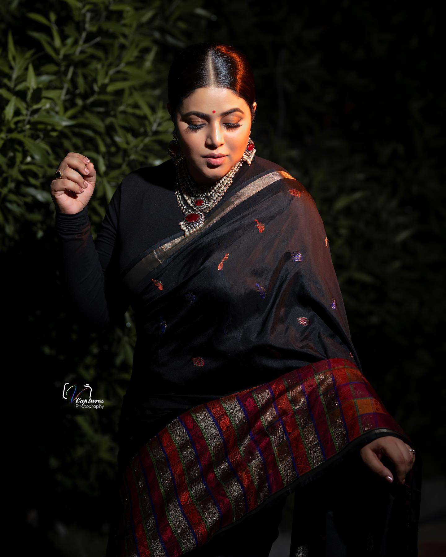 shamna-kasim-in-full-black-saree-photos-002