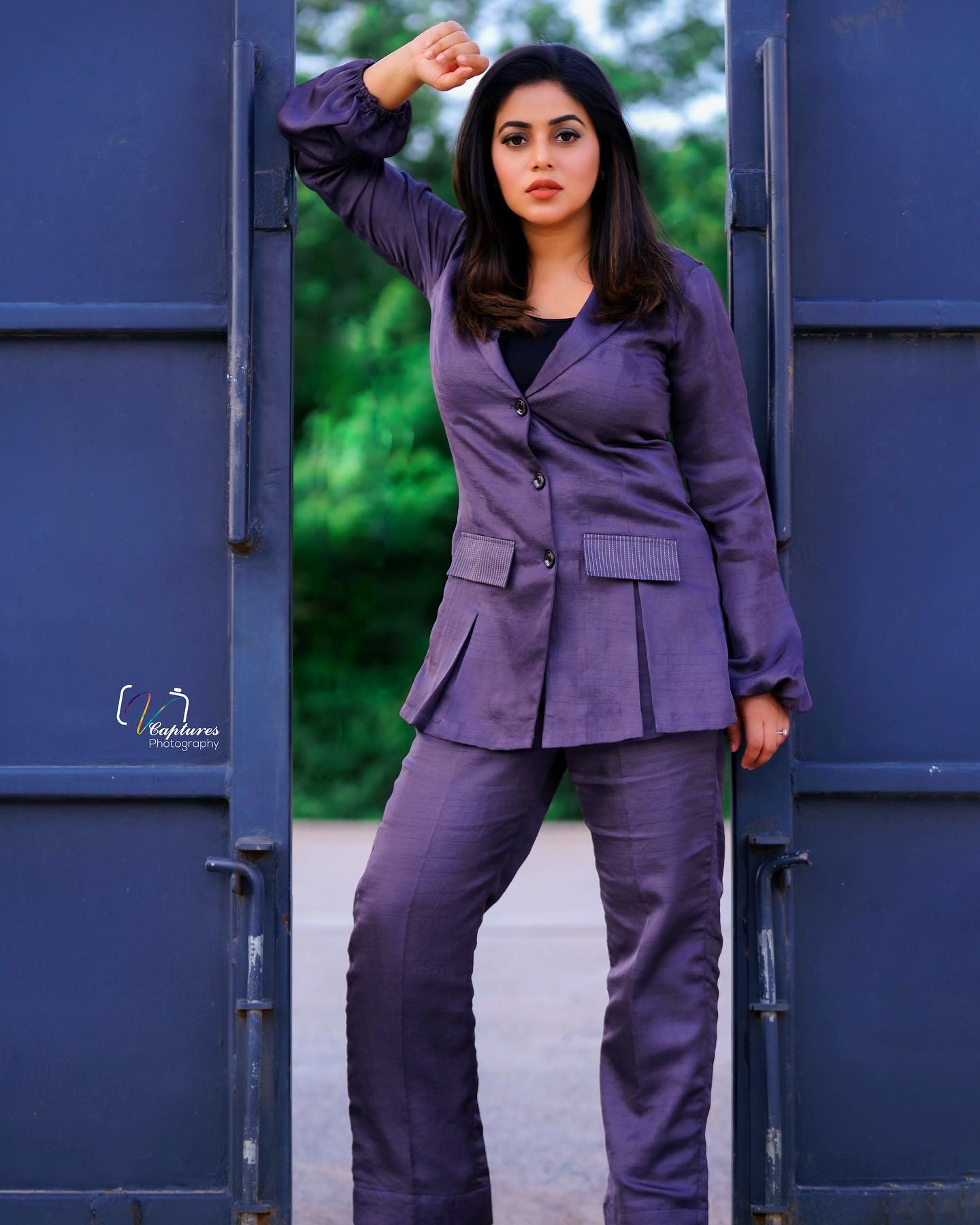 shamna-kasim-in-violet-coat-co-ord-with-decorated-collars-bell-bottoms-001