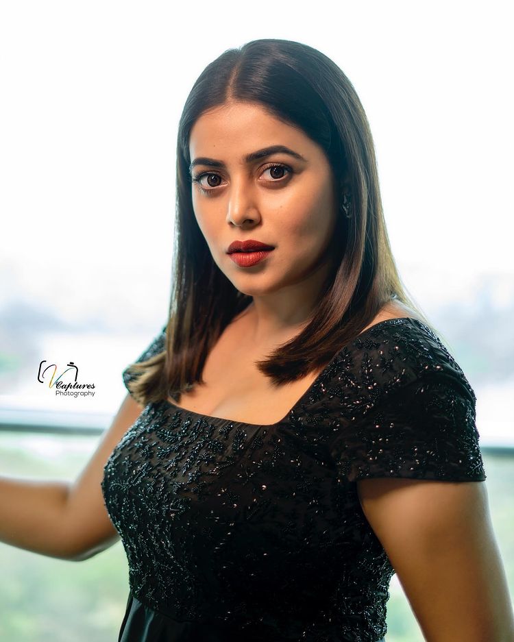 shamna-kasim-new-photos-in-black-gown-with-simple-makeup-001