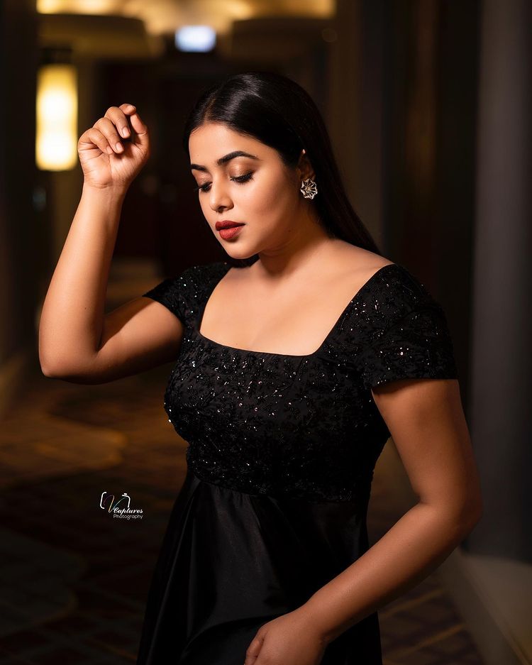 shamna-kasim-new-photos-in-black-gown-with-simple-makeup-002
