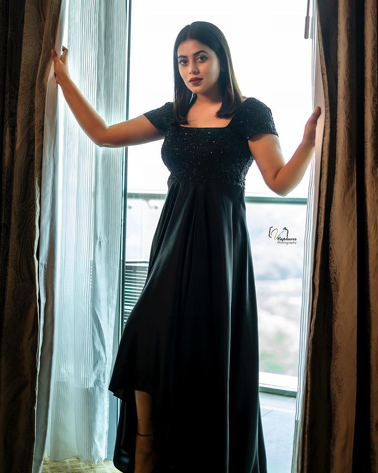 shamna-kasim-new-photos-in-black-gown-with-simple-makeup-003