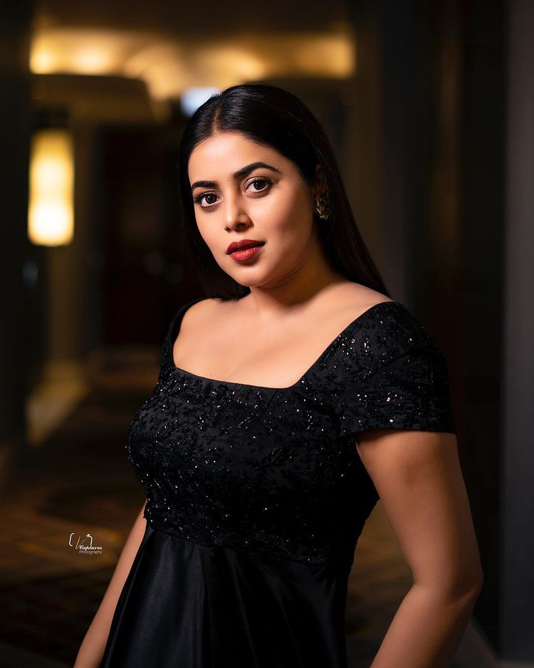 shamna-kasim-new-photos-in-black-gown-with-simple-makeup-004