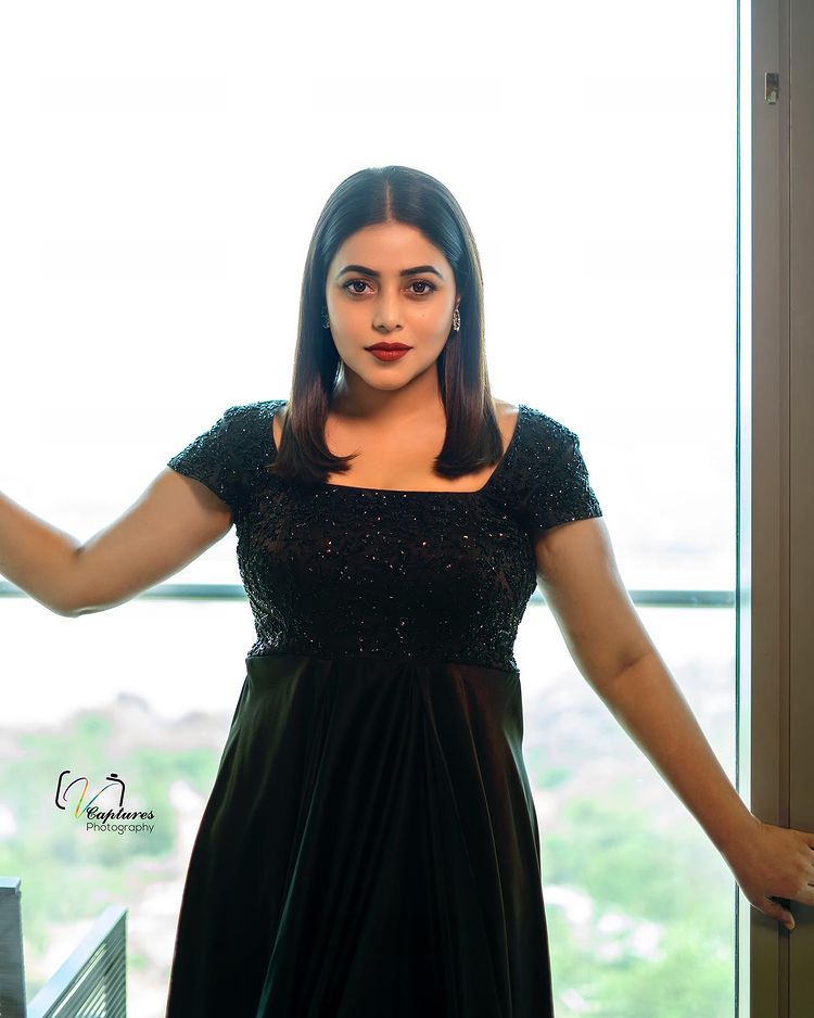 shamna-kasim-new-photos-in-black-gown-with-simple-makeup-007