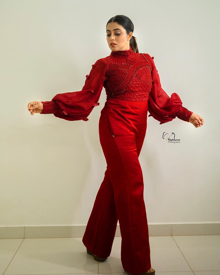 shamna-kasim-wearing-red-jumpsuit-photos-001