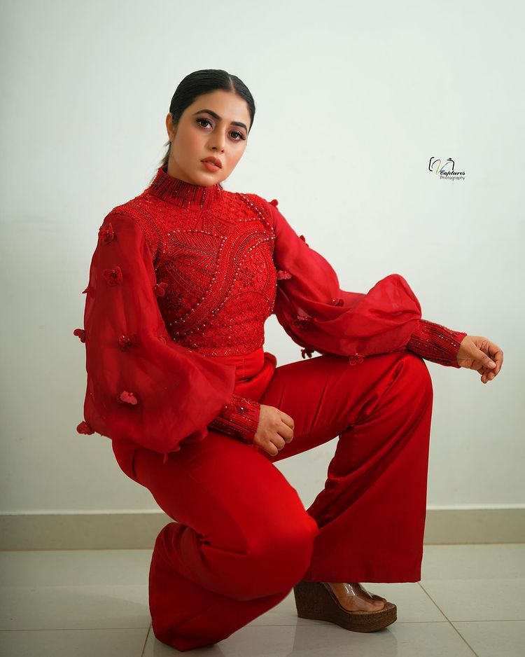 shamna-kasim-wearing-red-jumpsuit-photos-008