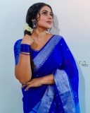 shamna-kasim-new-photos-in-blue-saree-2022-002