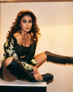 shriya-saran-glamour-photoshoot-pictures