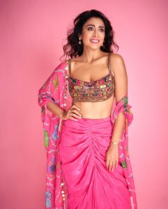 shriya-saran-in-baby-pink-colour-dress-photos-004