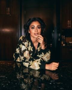 shriya-saran-in-black-and-gold-combo-dress-photos-003