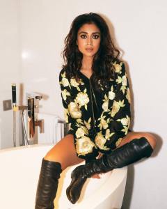 shriya-saran-in-black-and-gold-combo-dress-photos-007