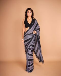 shriya-saran-in-black-saree-photos-007