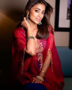 shriya-saran-in-blue-and-pink-dress-photos-002