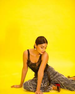 shriya-saran-in-latest-fashion-style-photos-001