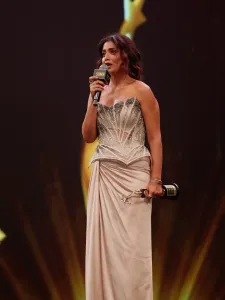 shriya-saran-in-new-ideas-for-party-wear-outfit-photos