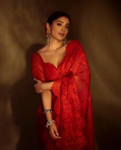 shriya-saran-in-red-saree-photos-001