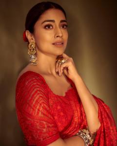 shriya-saran-in-red-saree-photos-002