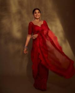 shriya-saran-in-red-saree-photos-004