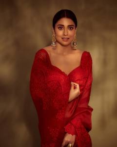shriya-saran-in-red-saree-photos