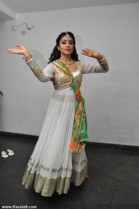 shriya-saran-latest-pics-00150