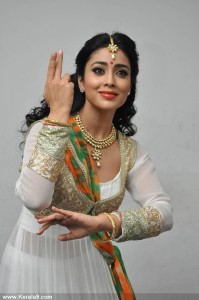 shriya-saran-latest-stills-0013