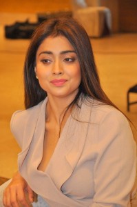 shriya-saran-latest-stills-40011