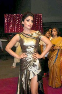 shriya-saran-latest-stills-444-00226