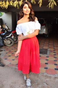 shriya-saran-latest-stills-444-00332