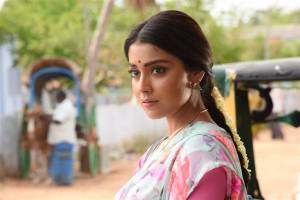 shriya-saran-latest-stills-8893
