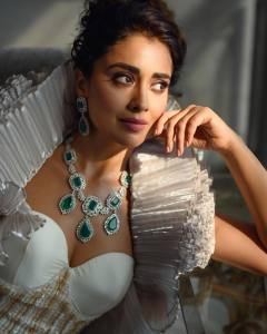 shriya-saran-photos-latest-in-black-outfit-010