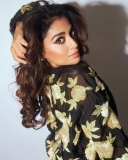 shriya-saran-in-black-and-gold-combo-dress-photos-002