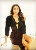 shriya-saran-photos-latest-in-black-outfit-009