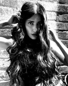 shruti-haasan-black-dress-001