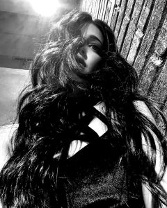 shruti-haasan-black-dress-003
