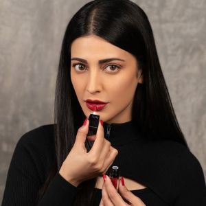 shruti-haasan-black-dress-005