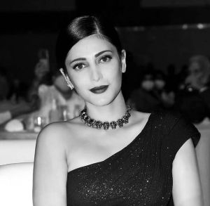 shruti-haasan-black-dress-007