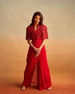 shruti-haasan-in-Crimson-Red-Western-Fusion-Saree-paired-with-a-structured-cut-out-embroidered-cropped-lace-cape-or-jacket-002