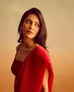 shruti-haasan-in-Crimson-Red-Western-Fusion-Saree-paired-with-a-structured-cut-out-embroidered-cropped-lace-cape-or-jacket-003
