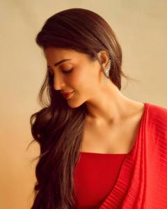 shruti-haasan-in-Crimson-Red-Western-Fusion-Saree-paired-with-a-structured-cut-out-embroidered-cropped-lace-cape-or-jacket-004