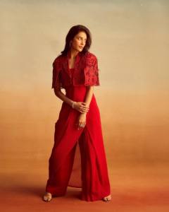 shruti-haasan-in-Crimson-Red-Western-Fusion-Saree-paired-with-a-structured-cut-out-embroidered-cropped-lace-cape-or-jacket-005