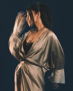 shruti-haasan-in-Metallic-Draped-Maxi-Dress-Layered-Innerwear-Gothic-glam-edgy-fusion-formal-wear-photos-003