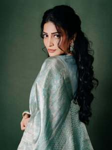 shruti-haasan-in-Pastel-Ice-Blue-or-Minty-Silver-Banarasi-saree-paired-with-a-matching-sweetheart-neckline-blouse-003