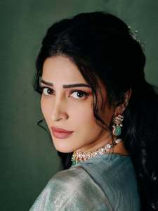 shruti-haasan-in-Pastel-Ice-Blue-or-Minty-Silver-Banarasi-saree-paired-with-a-matching-sweetheart-neckline-blouse-004