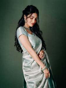 shruti-haasan-in-Pastel-Ice-Blue-or-Minty-Silver-Banarasi-saree-paired-with-a-matching-sweetheart-neckline-blouse-005