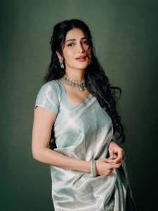 shruti-haasan-in-Pastel-Ice-Blue-or-Minty-Silver-Banarasi-saree-paired-with-a-matching-sweetheart-neckline-blouse-006